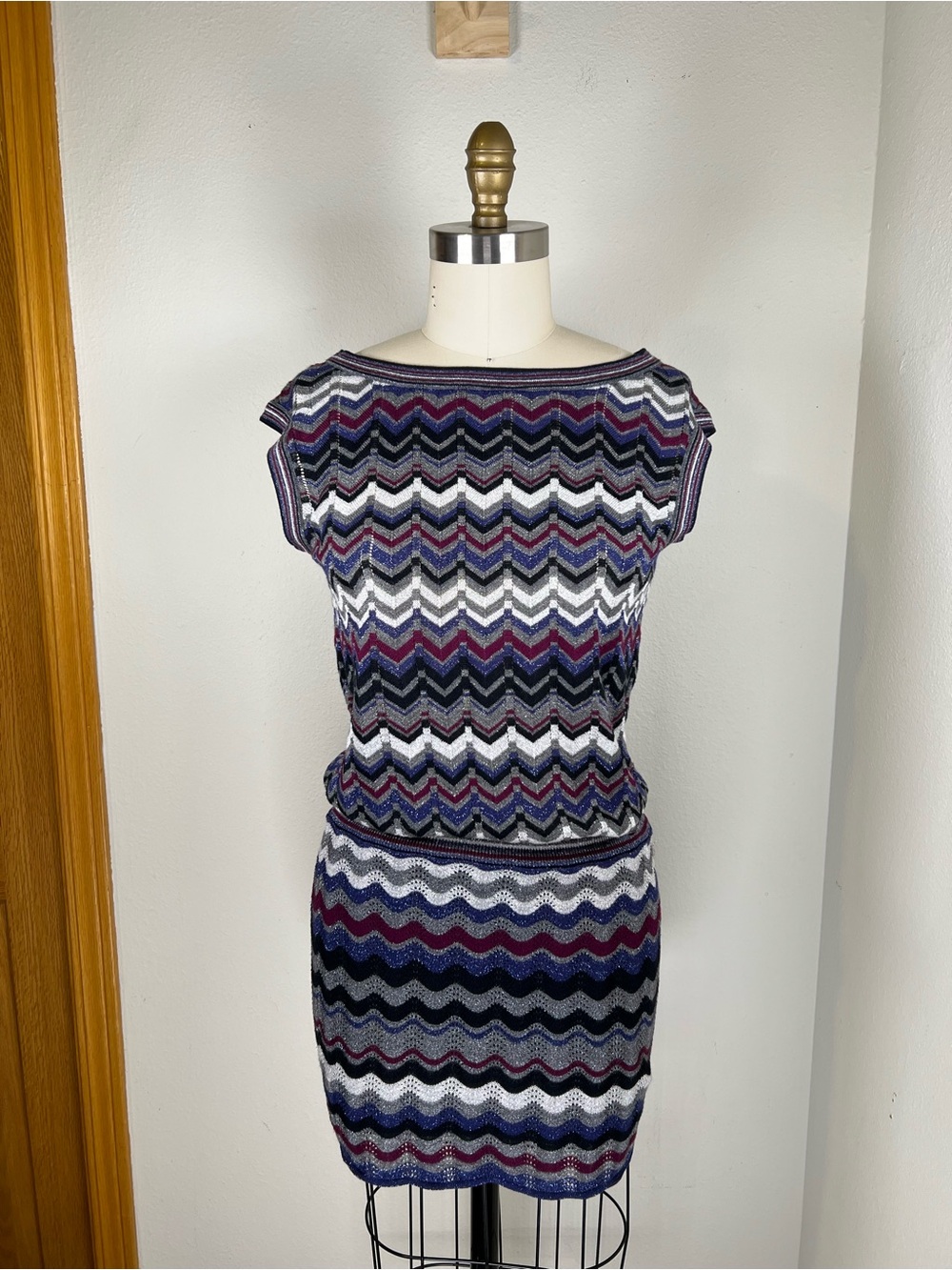 Guess 90s Chevron Knit Sheath Dress in Metallic Navy, Purple & White Size S